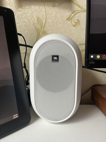 акустические системы atlanfa с сабвуфером: Белая акустическая система JBL с овальным корпусом, предназначенная