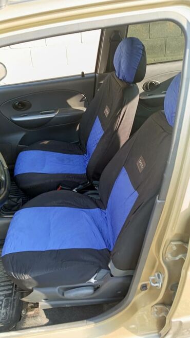 Другие автомобили: Компактный 5‑дверный хэтчбек. Кузов и салон: - Золотистый цвет — 6