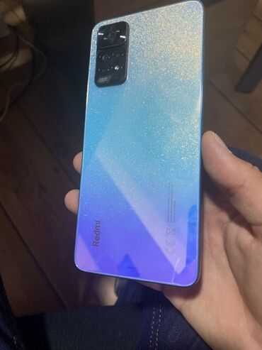 Redmi: Arxa tərəfində dörd kameralı modulu və flaşı olan göy rəngli "Redmi"
