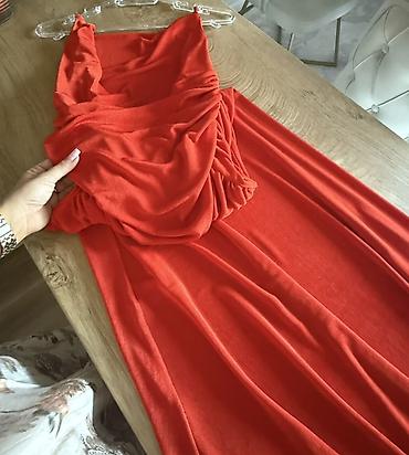 Haljine: Elegantna duga crvena haljina - Model: večernja/maksi haljina uskog — 4