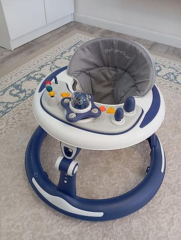 ходунки для детей цена: Детские ходунки Babywalker в бело-синем цвете с мягким серым сиденьем — 1