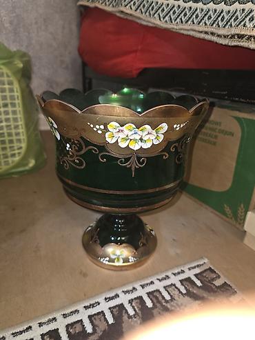 Şüşə dekorativ qab – ayaqlı, dərin kasa tipli. - Material: qalın