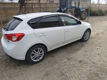 Kia: Kia Cerato hatchback – ağ rəngli, 5 qapılı. Xüsusiyyətlər: - Kuzov — 2