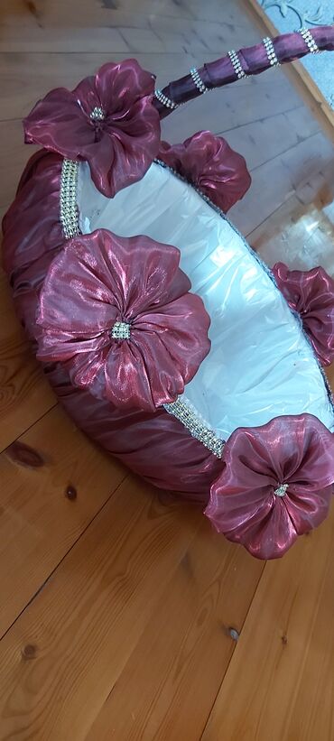 Xonçalar: Toy Nişan ücün dekorativ bəzəkli səbət, krem rəngli atlas parça və ağ — 9