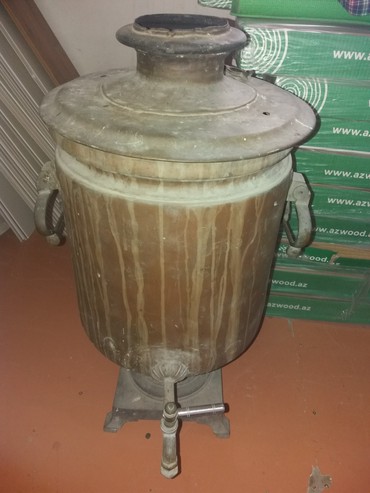 Фонтаны: 1904-cü il Varançovı qardaşlarının istehsalı olan 18 l. samovar