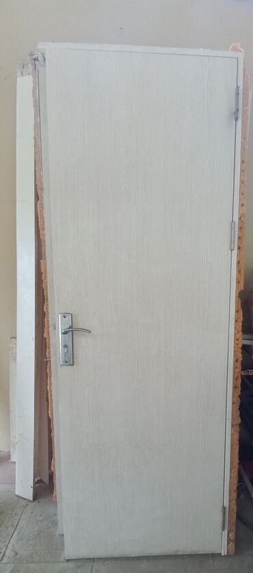 Otaq qapıları: Salam, 3 ədəd eyni qapıdır. 3 ədədi 100 manat. ÜNVAN: Kürdəxanı