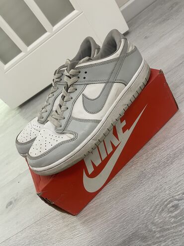 Кроссовки и спортивная обувь: ✅Nike dunk low
✅Серого белого цвета
✅Люкс качества 
💰-2000