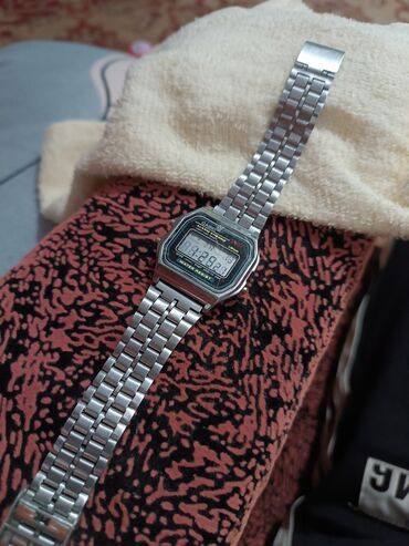 apple watch se 2: Классические цифровые часы Casio с металлическим ремешком. Отображают