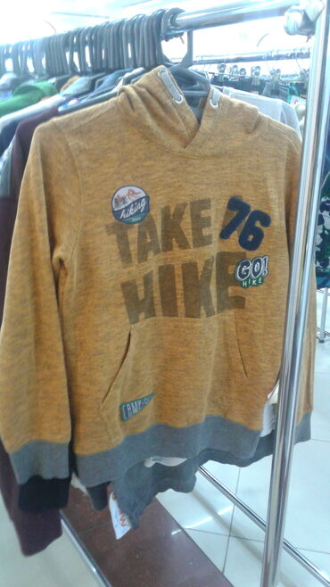 brend usaq geyimləri: Sarı rəngdə, kapüşonlu, uzunqol idman üslubunda sweatshirt