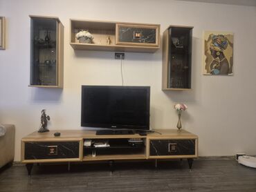 Çarpayılar: Düz TV altlığı, Polkalı, Laminat