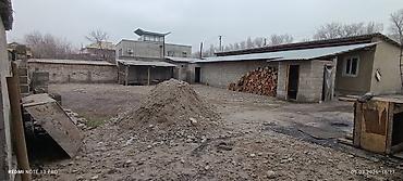 Продажа складов и мастерских: Продаётся земельный участок с хозяйственными постройками. с доходом — 2