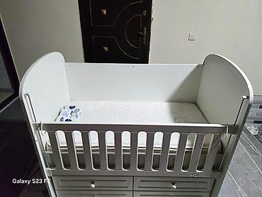 korpə uşaq yataqları: Oğlan və qız üçün, İşlənmiş, Beşik, Matras ilə — 5