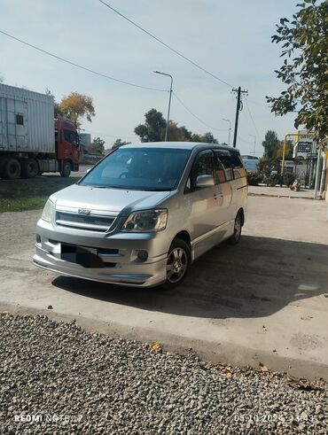 Toyota: Toyota Noah: 2002 г., 2 л, Автомат, Бензин, Минивэн