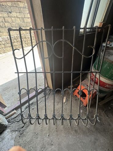ev dekor: Dəmir pəncərə barmaqlığı - Material: qalınməzmunlu qara metall