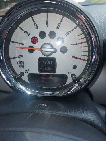 Mini: Mini Cooper, crvene boje, trovratni hečbek. Glavne karakteristike: - — 9