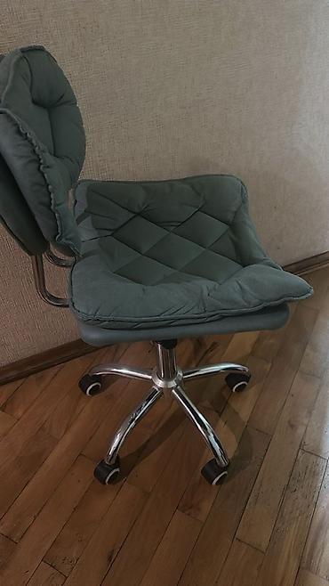 oyunçu stulu: Təkərli ofis/kreslo stulu - Rəng: tünd boz/yaşıl tonlarında - Yumşaq — 3