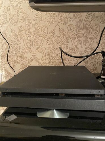 PS4 (Sony Playstation 4): Playstation 4 slim.2 pult.ideal veziyyetde hecbir problemi yoxdur.Gta