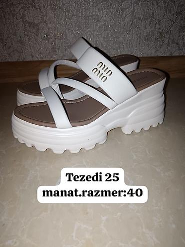 детские осенние туфли: Ağ rəngli platforma sandaletlər - Model: açıq burunlu, kəsişən — 1