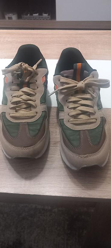 under armour: Patike u dobrom stanju. Broj 42.Novi Beograd blok 62 — 1