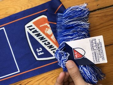 FC Cincinnati loqosu və "IGNITE AND UNITE" yazısı ilə bəzədilmiş bu