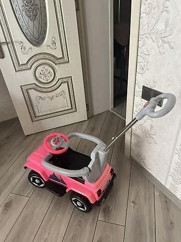toy sacları: Uşaq üçün minik maşını – itələmə çubuğu ilə - Rəng: çəhrayı/qara, dağ — 1