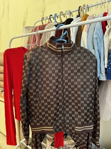 купить стильный пуховик большого размера: Спортивка от Gucci, выполненная в коричневом цвете с фирменным