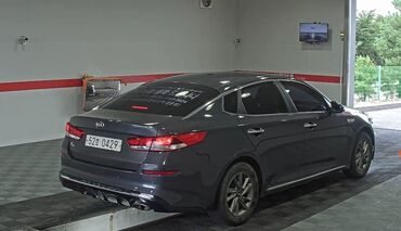 купить машину без первоначального взноса: Элегантный седан Kia K5 в тёмно-сером цвете. Модель оснащена стильными