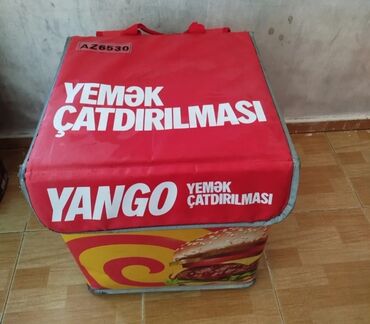 Popkorn aparatları: Yemək çatdırılması üçün nəzərdə tutulmuş bu qırmızı çanta, istiliyini