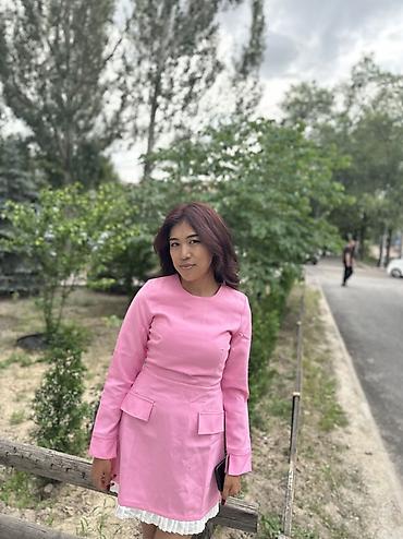 платье розовое: Платье розового цвета с длинными рукавами и лаконичным круглым — 1