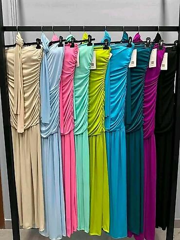pastelno plava: Elegantna duga haljina sa maramom oko vrata - Model: dugačka, uska — 5