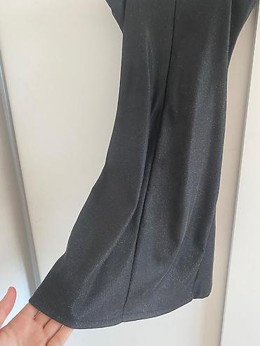 Haljine: Ženska mini haljina sa tankim bretelama, dostupna u više boja: - crna — 10