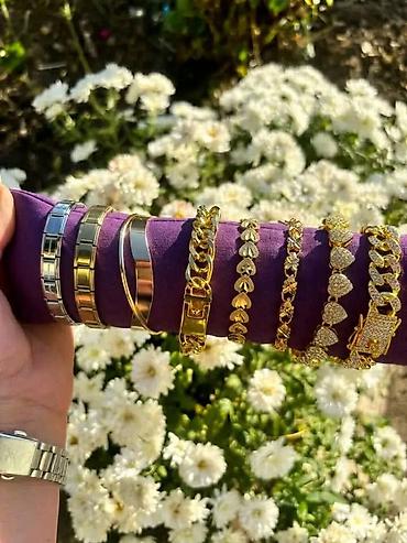 van cleef nakit cijena: Narukvice 
1800 din / kom
2500din /2 kom
💋 — 6