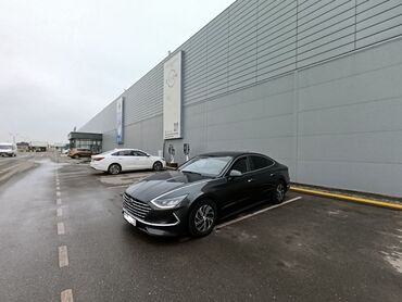 r16 mekab: Автомобиль Hyundai Sonata в черном цвете. Седан с элегантным дизайном