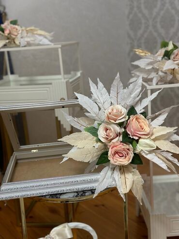 Stend vitrinləri: Ağ rəngdə qarışıq güllərlə 14 ədədli xonça dəsti satılır. Üzərində — 9