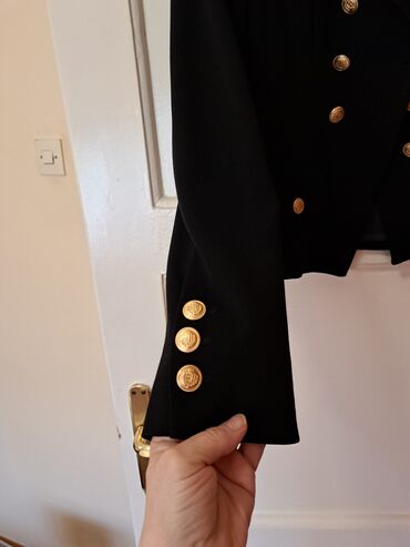 Sakoi: Crni blejzer sa dvorednim kopčanjem i zlatnim dugmadima - Model — 5