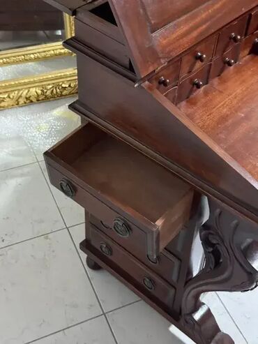 Stilski radni stolovi: Sekreter / dečiji pisaci sto – Dobro stanje 🪑 Širina: 56 cm, Dubina — 9
