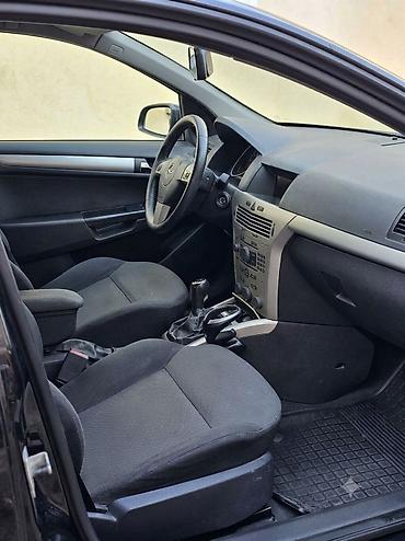 Opel: Opel Astra – qara rəngdə, universal kuzov Xüsusiyyətlər: - Kuzov — 8