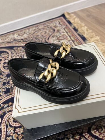 кийимлар: Продаю детскую обувь в новом состоянии 32 размерлаковые очень