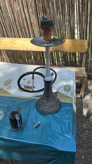 Qəlyan, vayp və aksesuarları: Nargilə metal gövdəyə və naxışlı şüşə qaba malikdir. Şüşə qabın