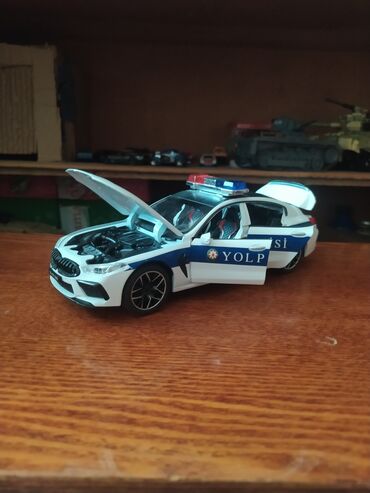 Əntiq vazalar: Ağ və göy rənglərdə olan bu oyuncaq polis maşını "YOL POLİSİ" yazısı