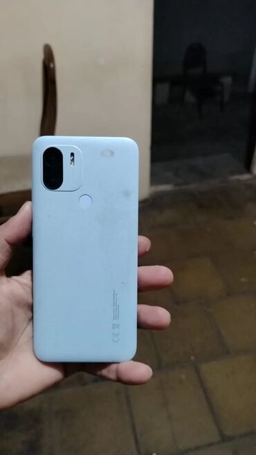 smart board: Redmi A2+ modeli, açıq mavi rəngdə olan bu smartfon, rahat istifadə
