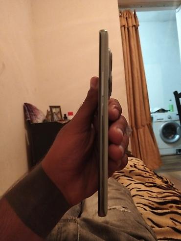Redmi 5G smartfon - Arxa tərəfdə dörd modullu kamera bloku - Öndə