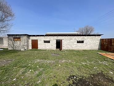 Продажа коттеджей и домов: Продаётся жилой дом с участком. Сарай для скота, подвал,участок 10 — 12