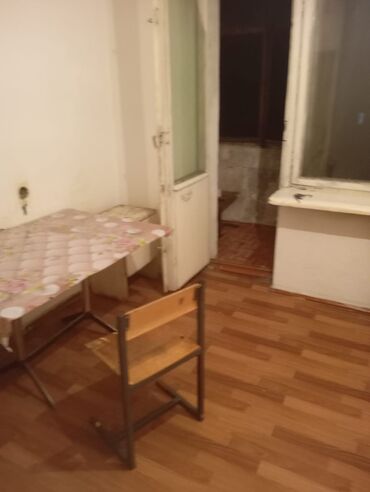 квартира льва толстого: 1 бөлмө, 12 кв. м, Жатакана жана мейманкана түрүндө, 4 кабат, Эски ремонт