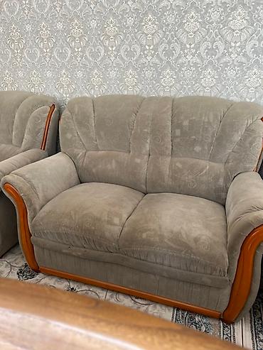 Комплекты мягкой мебели: Советский двухместный диван с двумя креслами, состояние хорошее, нигде — 3