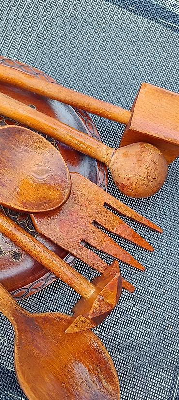 Kuća i bašta: Ručno rezbaren set drvenog kuhinjskog pribora + dekorativni tanjir - — 2