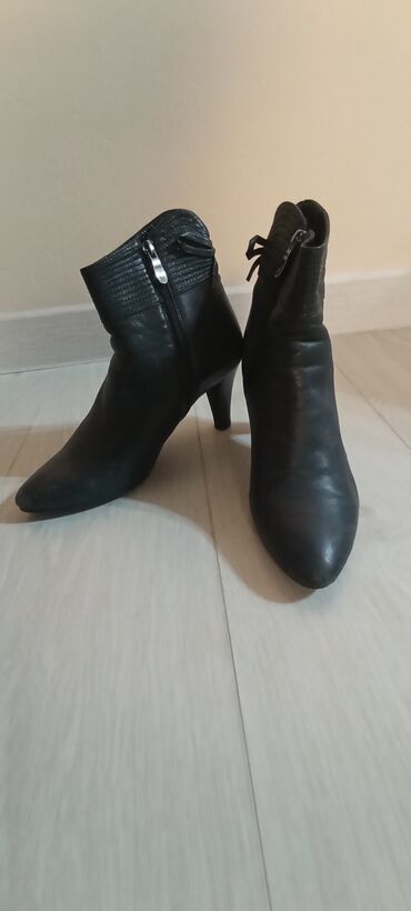 черная обувь: Продаю кожанный деми сапог в отличном состоянии. Чистая кожа