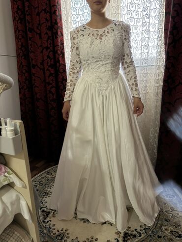 Свадебные платья: Свадебное платье, Пышная модель, цвет - Белый, Рукава: Кружевные, Со шлейфом — 3