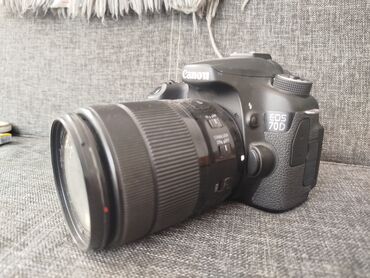 продаю в связи переездом: Продаю фотоаппарат кенон 70д на запчасти она не влючается обектив тоже