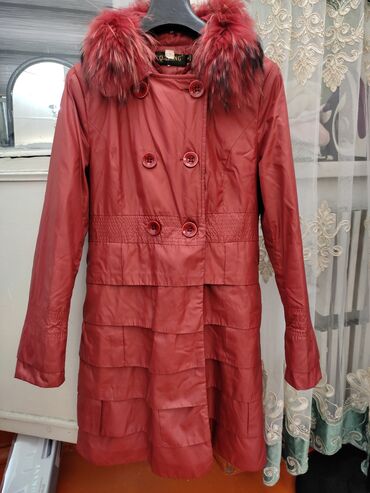 мужское зимнее пальто с капюшоном: Женское зимнее пальто/парка бордового цвета с меховой отделкой. -